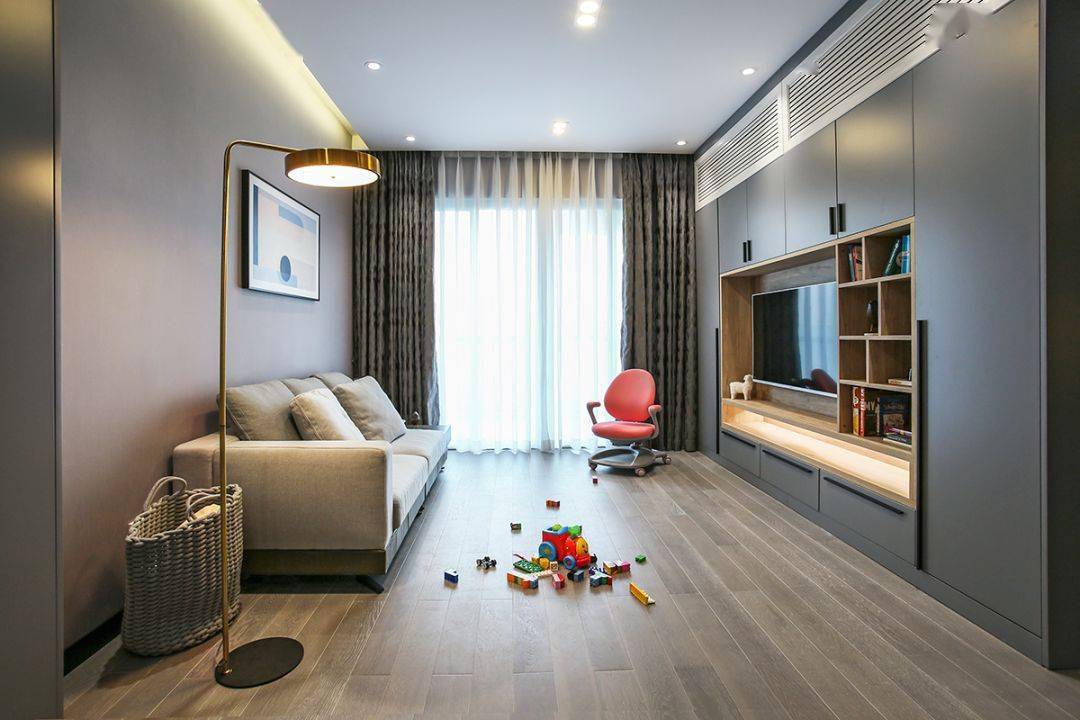 今天分享的是一套建筑面積102平米的現(xiàn)代輕奢風(fēng)三居室案例,屋主夫妻和女兒、母親一家四口人居住,整體來說是比較緊湊的剛需三房案例,設(shè)計(jì)師以輕松、時(shí)尚的灰色調(diào)作為主色,搭配格調(diào)滿滿的木質(zhì)家具,營(yíng)造出簡(jiǎn)約、輕奢的感覺。 平面布置圖 入戶玄關(guān)和餐廳連在了一起,利用了入戶門側(cè)方的墻面來做上一整墻的柜子,把鞋柜和餐邊柜結(jié)合在一起使用,更為省空間。 復(fù)古的木質(zhì)餐桌椅到灰色調(diào)的背景,金屬質(zhì)感的吊燈,整個(gè)餐廳看起來非常有格調(diào)感。在餐桌椅側(cè)方加上隔板的設(shè)計(jì),增強(qiáng)儲(chǔ)物能力。 位于餐廳另一側(cè)的就是客廳空間了,客廳的茶幾被舍棄,中間留空方便作為孩子的娛樂區(qū),米色布藝沙發(fā)和暖灰色背景墻讓人感覺更加溫馨。 客廳的電視背景墻則是被利用起來做了收納,整墻的柜子留空電視周邊的部分區(qū)域,加上藏光之后使用更方便,看起來也更大氣。 廚房?jī)?nèi)部的櫥柜延續(xù)了客餐廳的柜子顏色,深灰色的大理石墻磚搭配灰色的啞光地磚,整個(gè)廚房看起來很有現(xiàn)代感。 臥室選擇了以藍(lán)灰色為主,在臥室頂部吊頂內(nèi)加上藏光,用吊燈、臺(tái)燈等代替主燈,讓臥室看起來更為簡(jiǎn)潔。 在主臥室里還有一個(gè)迷你的衣帽間,U字形布局的柜子把角落空間充分用上。衣帽間外的床頭柜改成了梳妝臺(tái),使用起來更加方便。 老人房選擇了榻榻米床組合衣柜和書桌的設(shè)計(jì),榻榻米的安全性會(huì)更高一些,加上一張書桌也方便屋主母親看看書。 衛(wèi)生間內(nèi)部是三角形的布局方案,鉆石形的淋浴房做在了轉(zhuǎn)角處,兩側(cè)擺放洗手臺(tái)和馬桶。洗手臺(tái)上方的鏡柜做了藏光的設(shè)計(jì),看起來更時(shí)尚。 今天分享的是一套建筑面積102平米的現(xiàn)代輕奢風(fēng)三居室案例,屋主夫妻和女兒、母親一家四口人居住,整體來說是比較緊湊的剛需三房案例,設(shè)計(jì)師以輕松、時(shí)尚的灰色調(diào)作為主色,搭配格調(diào)滿滿的木質(zhì)家具,營(yíng)造出簡(jiǎn)約、輕奢的感覺。 平面布置圖 入戶玄關(guān)和餐廳連在了一起,利用了入戶門側(cè)方的墻面來做上一整墻的柜子,把鞋柜和餐邊柜結(jié)合在一起使用,更為省空間。 復(fù)古的木質(zhì)餐桌椅到灰色調(diào)的背景,金屬質(zhì)感的吊燈,整個(gè)餐廳看起來非常有格調(diào)感。在餐桌椅側(cè)方加上隔板的設(shè)計(jì),增強(qiáng)儲(chǔ)物能力。 位于餐廳另一側(cè)的就是客廳空間了,客廳的茶幾被舍棄,中間留空方便作為孩子的娛樂區(qū),米色布藝沙發(fā)和暖灰色背景墻讓人感覺更加溫馨。 客廳的電視背景墻則是被利用起來做了收納,整墻的柜子留空電視周邊的部分區(qū)域,加上藏光之后使用更方便,看起來也更大氣。 廚房?jī)?nèi)部的櫥柜延續(xù)了客餐廳的柜子顏色,深灰色的大理石墻磚搭配灰色的啞光地磚,整個(gè)廚房看起來很有現(xiàn)代感。 臥室選擇了以藍(lán)灰色為主,在臥室頂部吊頂內(nèi)加上藏光,用吊燈、臺(tái)燈等代替主燈,讓臥室看起來更為簡(jiǎn)潔。 在主臥室里還有一個(gè)迷你的衣帽間,U字形布局的柜子把角落空間充分用上。衣帽間外的床頭柜改成了梳妝臺(tái),使用起來更加方便。 老人房選擇了榻榻米床組合衣柜和書桌的設(shè)計(jì),榻榻米的安全性會(huì)更高一些,加上一張書桌也方便屋主母親看看書。 衛(wèi)生間內(nèi)部是三角形的布局方案,鉆石形的淋浴房做在了轉(zhuǎn)角處,兩側(cè)擺放洗手臺(tái)和馬桶。洗手臺(tái)上方的鏡柜做了藏光的設(shè)計(jì),看起來更時(shí)尚。